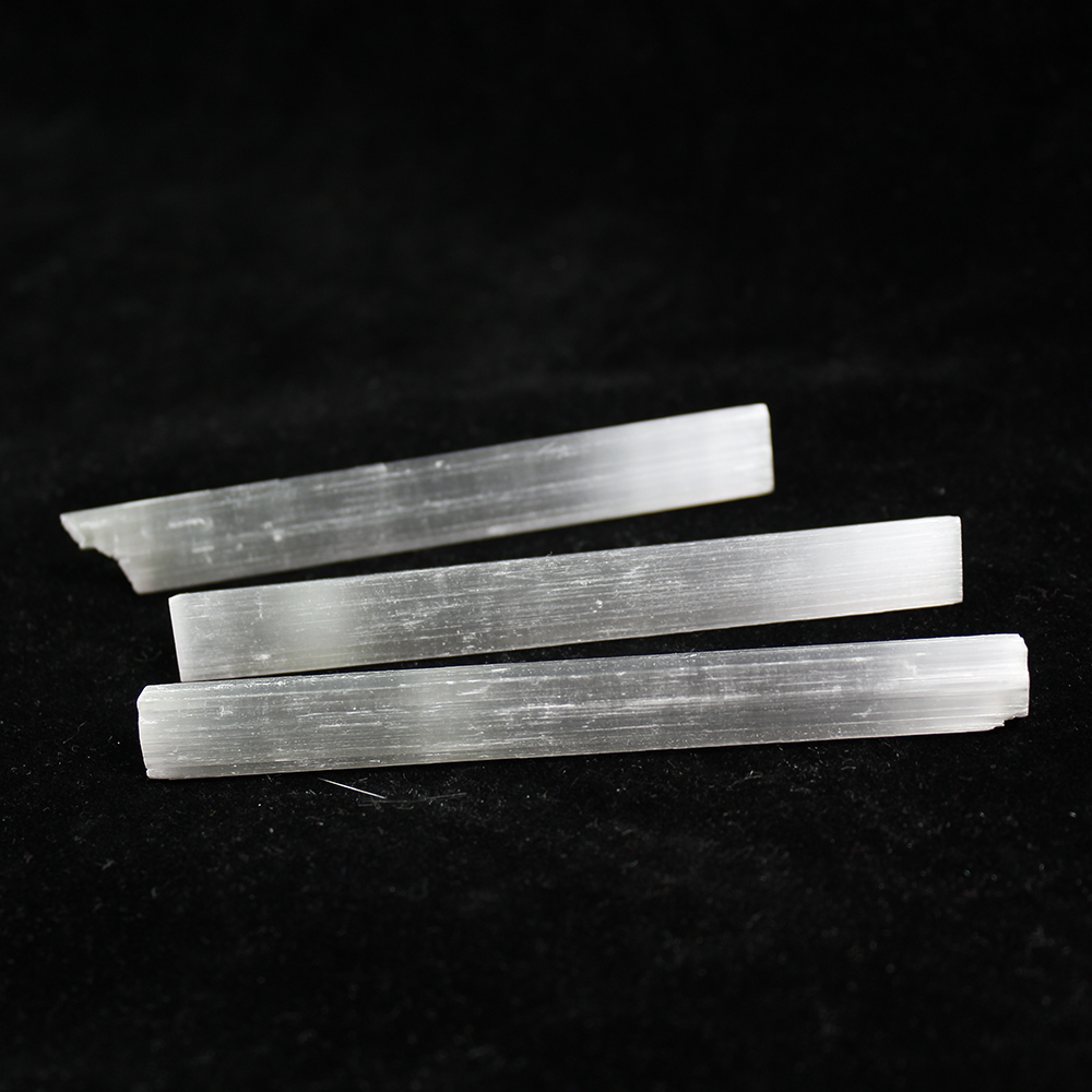 3pcs Irregular Selenite Crystal Stick Wand Polishing Crystal Stone Reiki Healing Energy Infused Stone Tray Pedestal