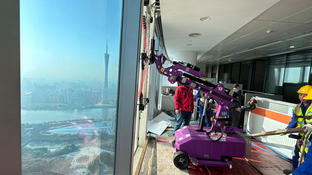 Cowest Machinery's WSR-400MINI Shines in High-Altitude Glass Replacement at Guangzhou IFC (2)