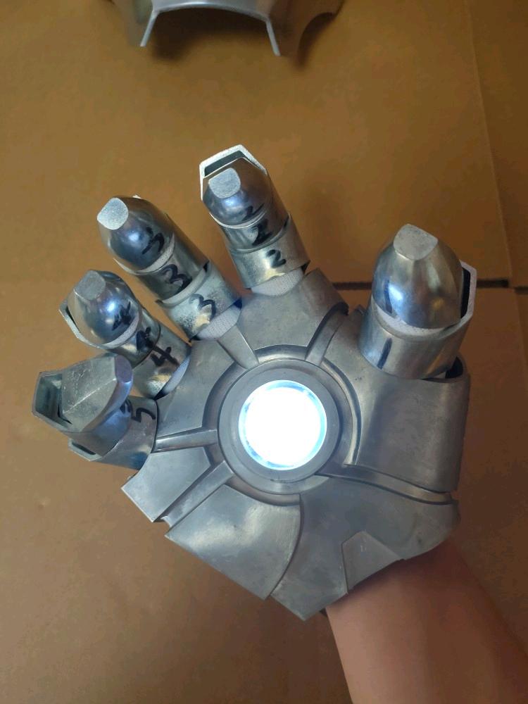 [Funny] Very cool 1:1 Scale full metal Wearable Hand Iron Man gloves LED light Armor Hand super hero Cosplay Costume party gift