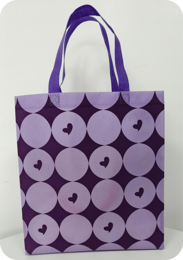 Young people like non-woven shopping bags