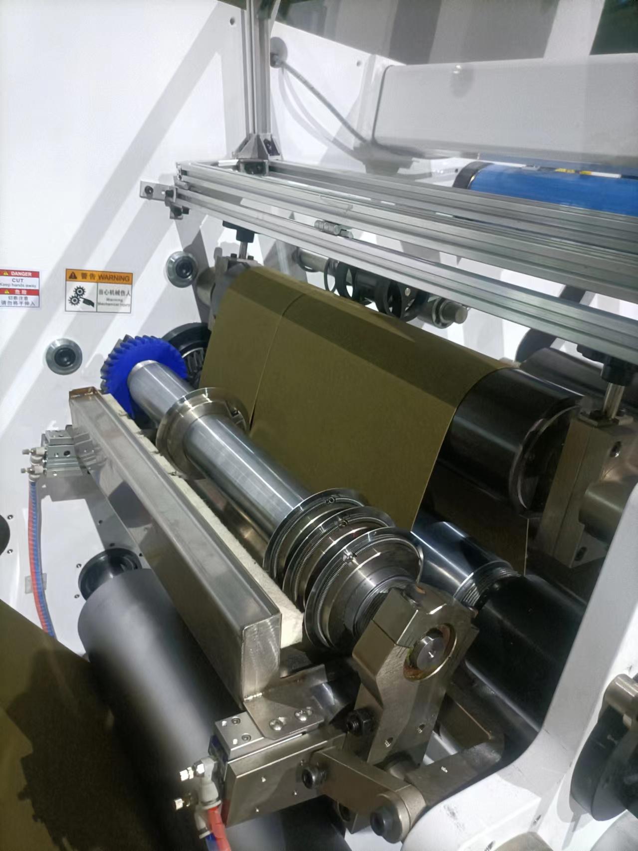 Slitting and rewinding machine