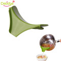 Delidge 1 pc Kitchen Pour Funnel Pot Clip Food Pouring Deflector Silicone Pouring Spout For Pans Bowls Pour Soup Deflector