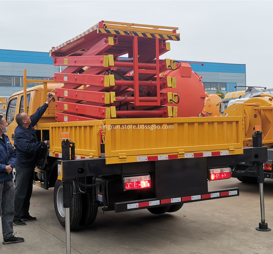Scissor type aerial work vehicle