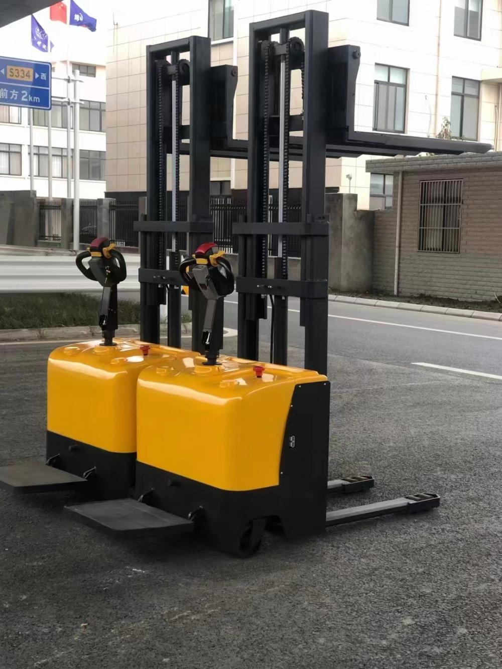 Semi-automatic lift truck
