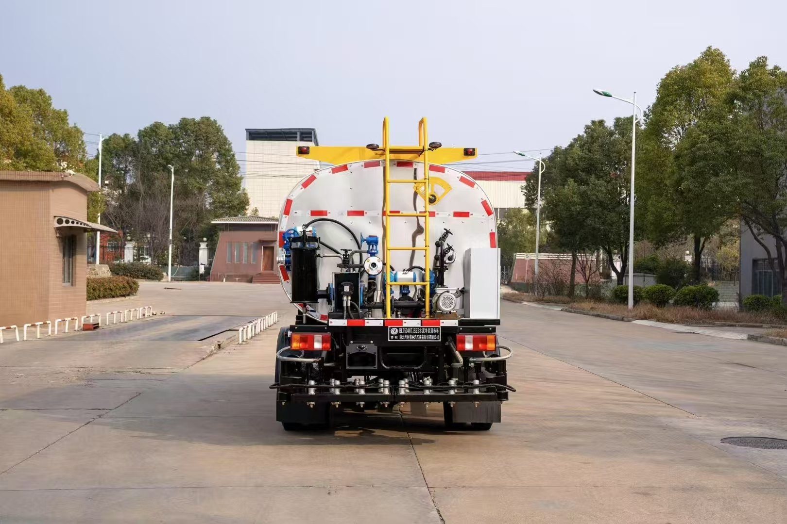 HOWO Asphalt Distributor Trucks.png