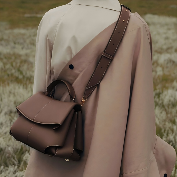 Fashionable, versatile and high-end crossbody bag