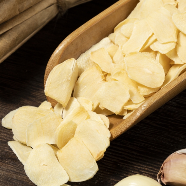 Garlic flakes as raw material