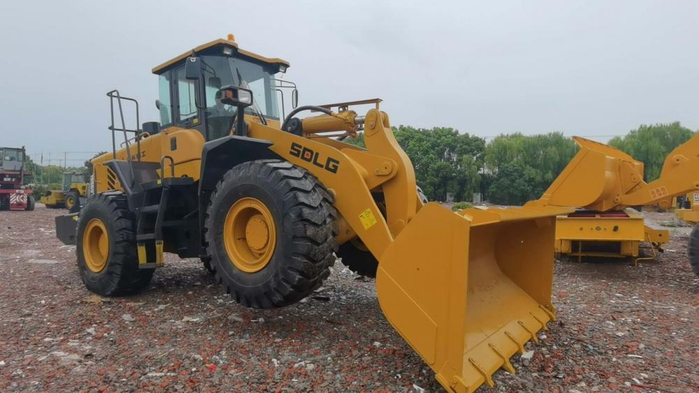 4 wheel drive tractor with front loader LG956