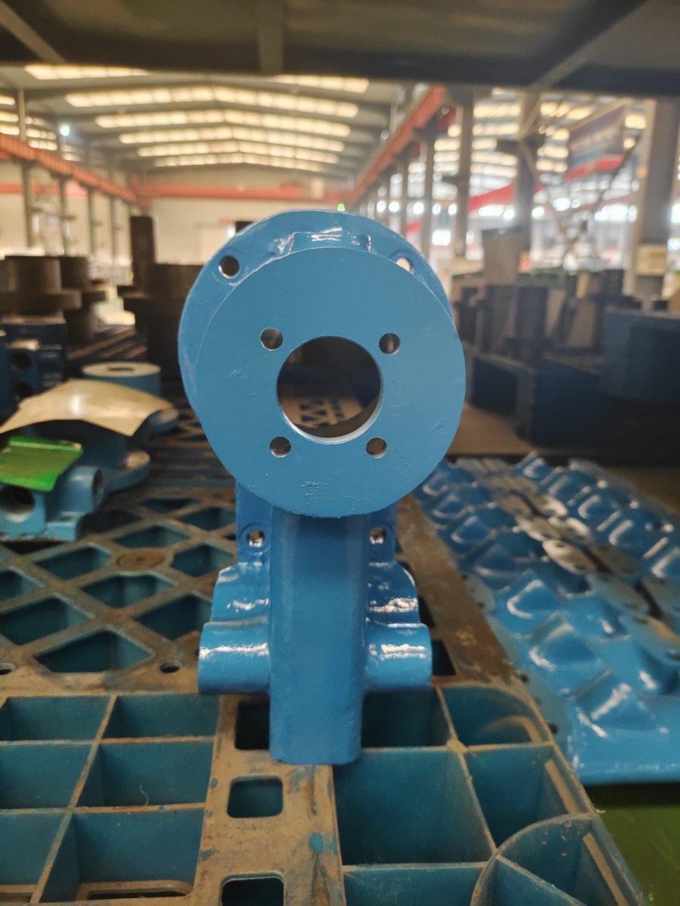 Compensating oil pump