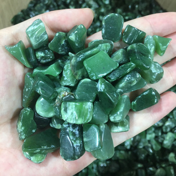 Wholesale natural crushed green jade quartz crystal gravels jewelry making tumbled stones reiki Healing Home decor