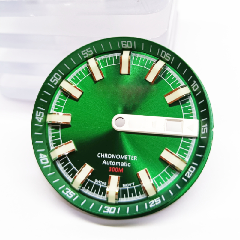 Automatic watch dial in Chapter ring