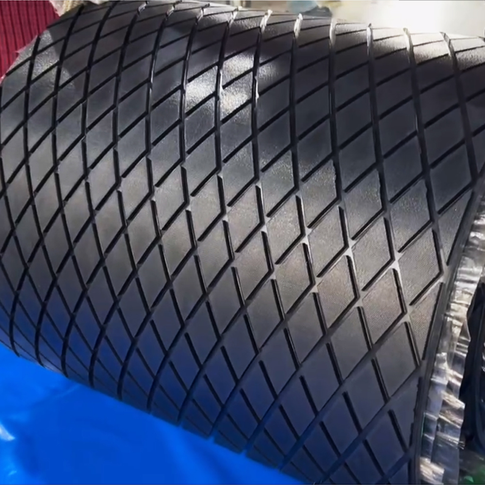 Rubber coating for belt conveyor pulleys