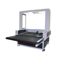 Laser cutting machine for roll cloth