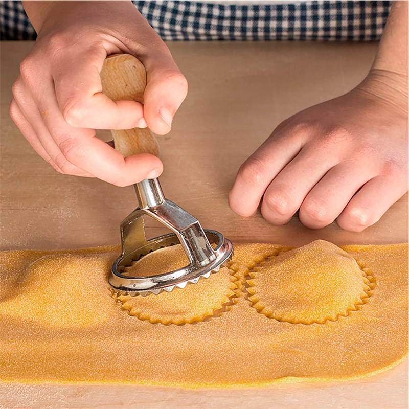 Classical Italian Round and Square Pasta Cutter Kitchen Pasta Mold Tool Ravioli Stamp Cutter With Beach Wooden Handle