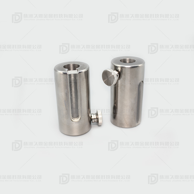 The barrel of the shield is constructed of .34" thick (9 mm) tungsten which attenuates FDG F-18 by 88%. Weight : 0.76 kg/pc 