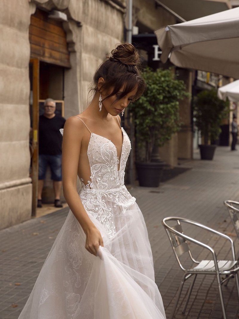LORIE A Line Backless Wedding Dress 2019 Sexy Spaghetti Straps Bridal Dress 3D Lace Flowers Fairy Beach Wedding Dresses