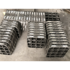 Continuous quenching furnace material tray