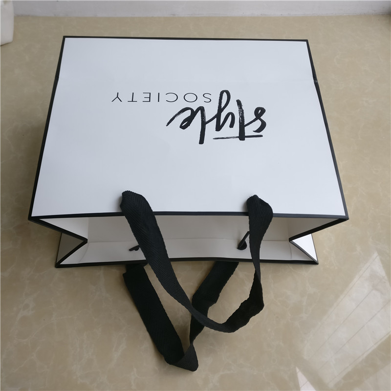 Wholesale 500pcs/lot recyclable paper bags with ribbon handle customized shopping bags logo with black line boutique gift bag