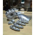 [Funny] Very cool 1:1 Scale full metal Wearable Hand Iron Man gloves LED light Armor Hand super hero Cosplay Costume party gift