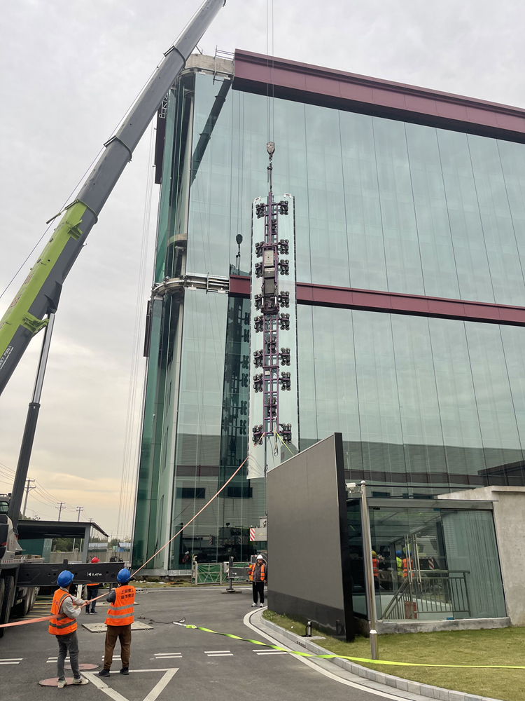 The Largest cambered Glass unit installation lifter (6)