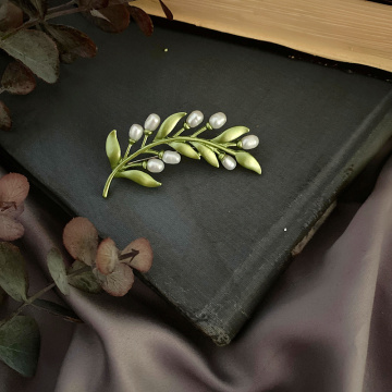 Retro French light luxury simple Baroque fresh water pearl brooch female olive branch forest versatile cardigan pin