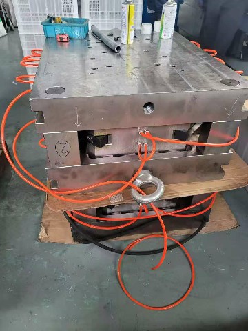 Plaste injection mold