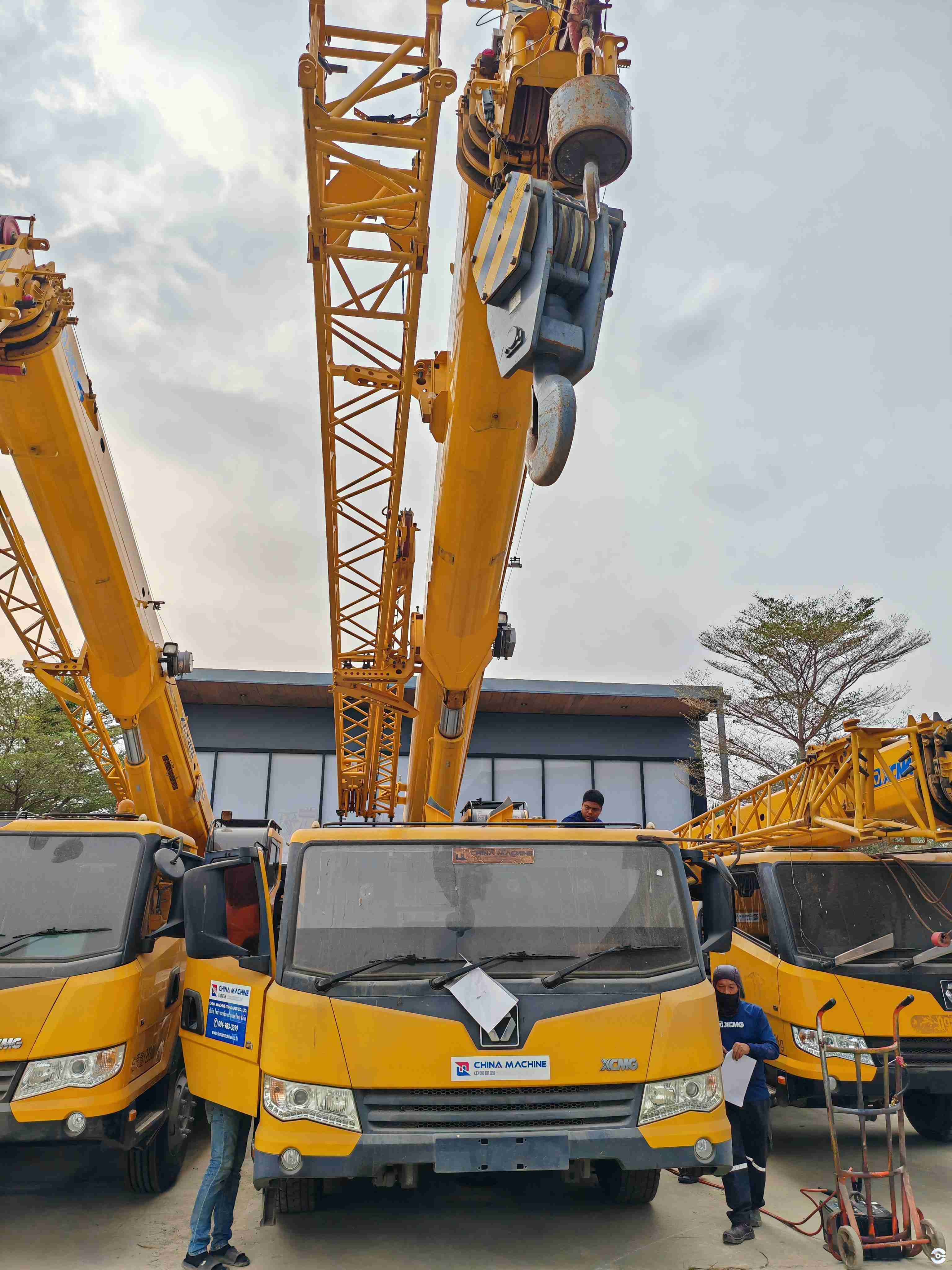 Affordable used XCMG truck crane, perfect for various industrial applications