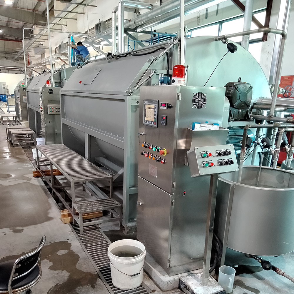 Auto garment dyeing machine