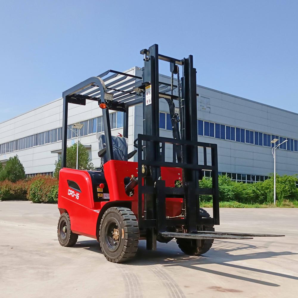 Four wheel drive electric forklift