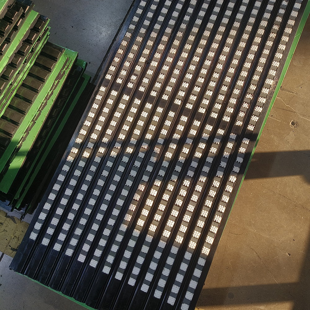 Wear-resistant ceramic rubber plate
