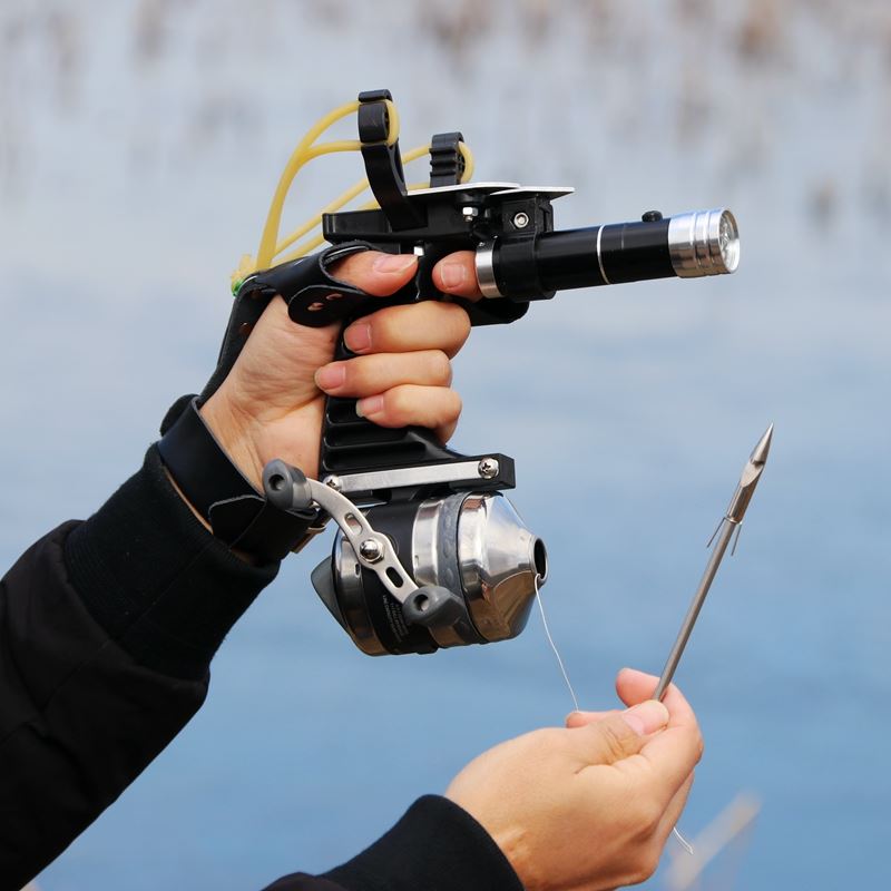 New Fishing Set Slingshot Hunting Catapult Suit Outdoor Shooting Fishing Reel + Darts Protective Gloves Flashlight Tools
