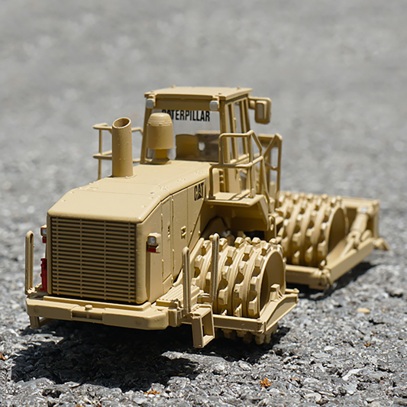 1:50 CAT 815F Soil compactor engineering vehicle Loader grader road roller Construction car model Adult children collect display