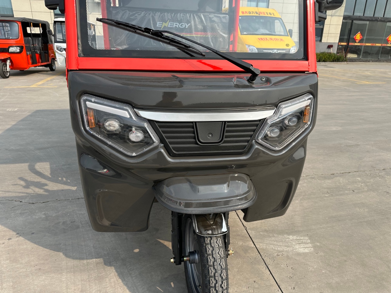 Two-row electric tricycle
