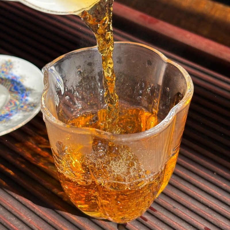06_Pouring_Tea_Liquor_Organic_Congou_Black_Tea.jpg