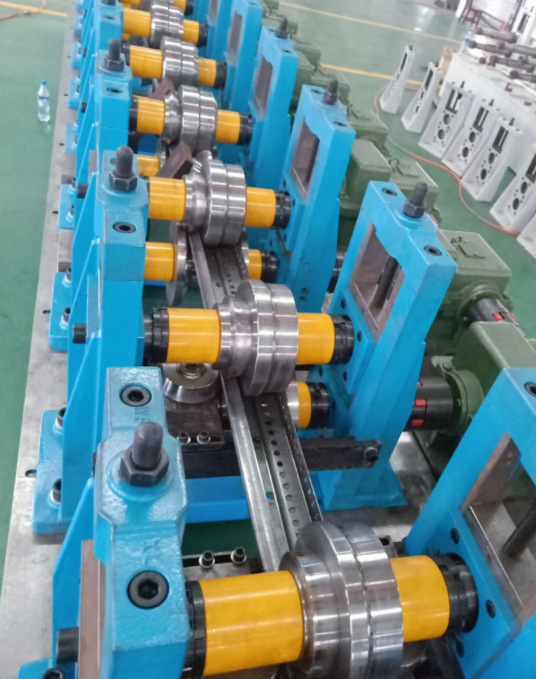 Roll forming machine