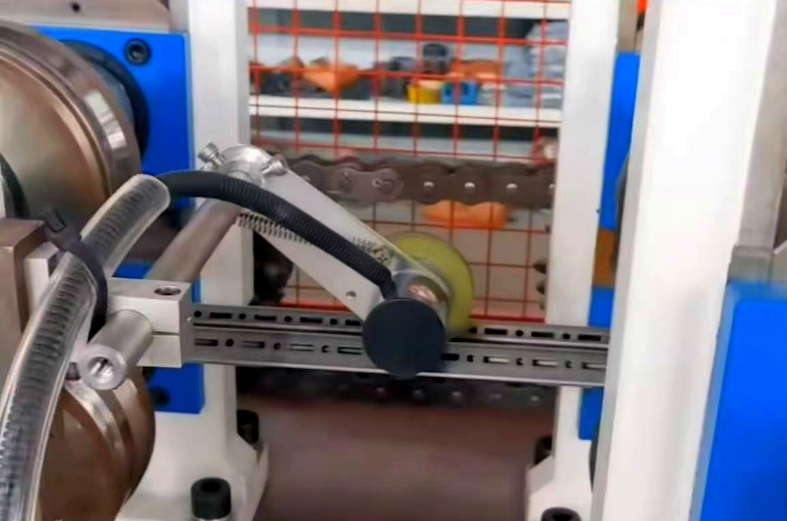 Roll forming machine