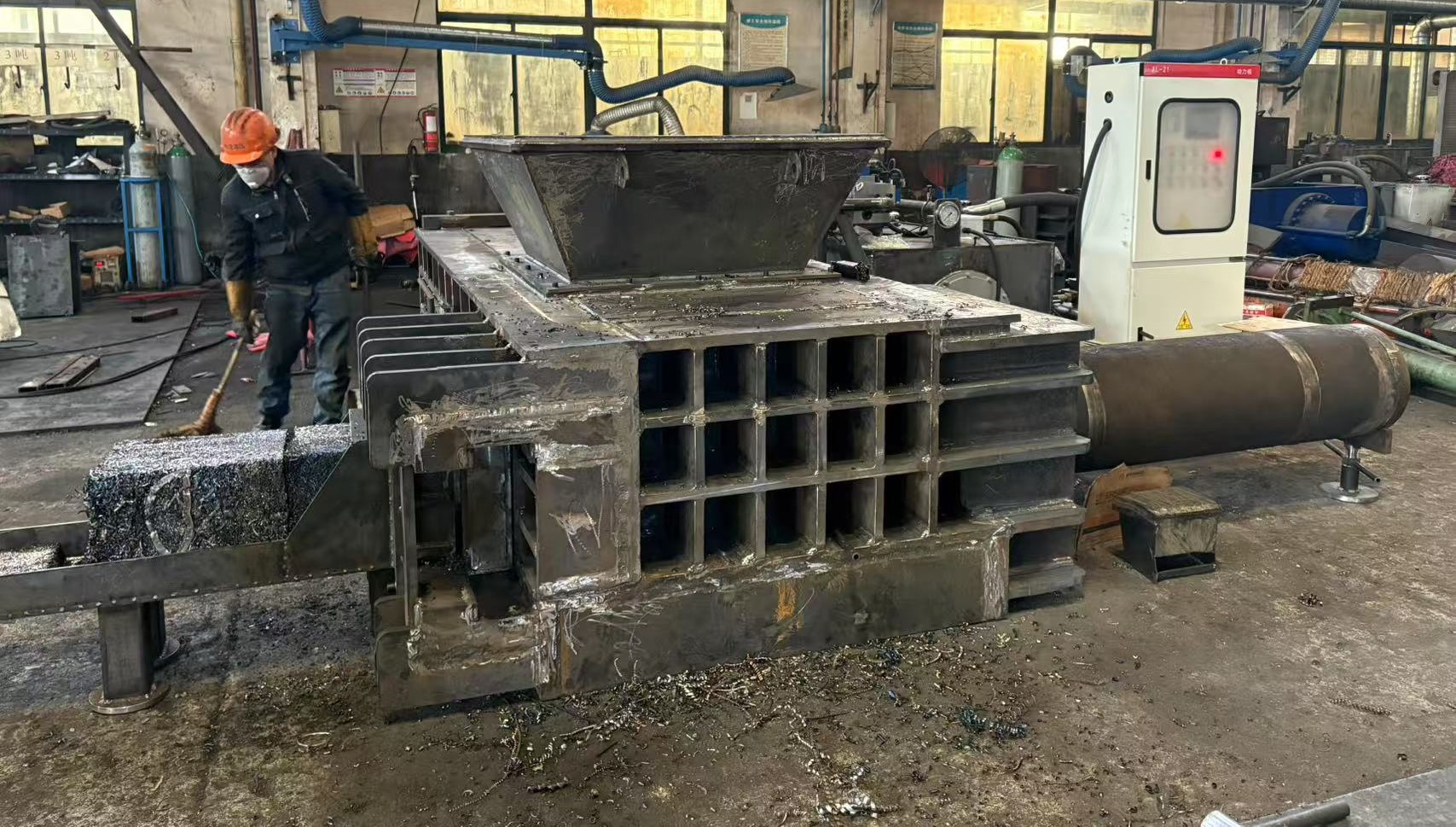 Aluminum scrap packaging machine