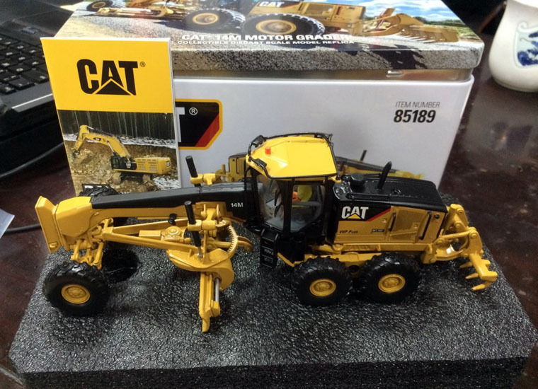 New Color Box - DM Model 85189 - Caterpillar Cat 14M Motor Grader 1/50 DieCast