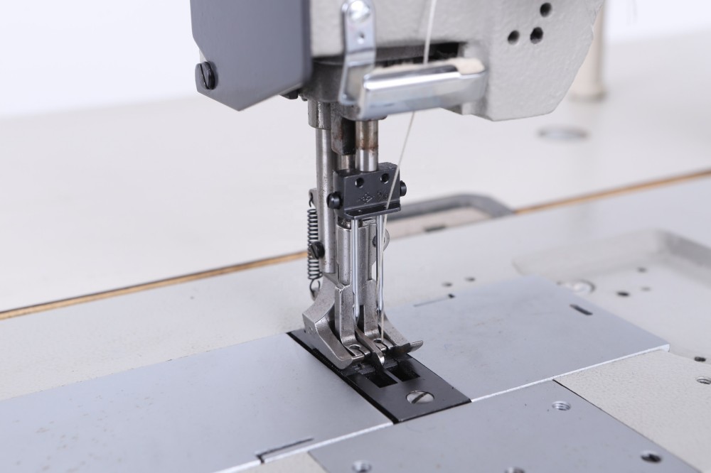 HM-8400-1 Twin Needle Flat Bed Walking Foot Sewing Machine Sofa Stitch Machine (1)